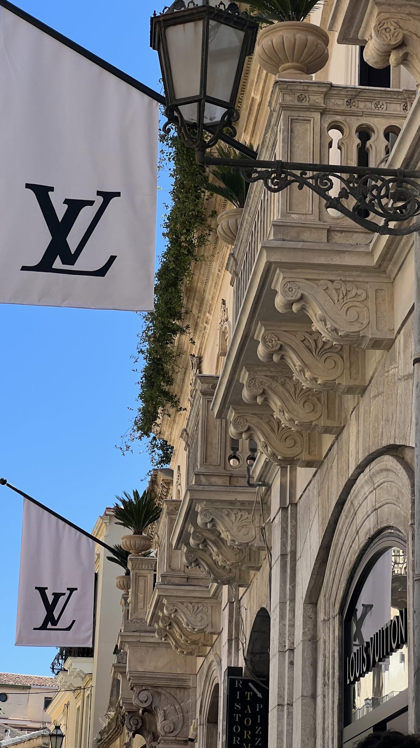 Da Parigi a Taormina: il Louis Vuitton Cafè by Timeo e la nuova boutique  siciliana del luxury brand francese - Fashion News Magazine